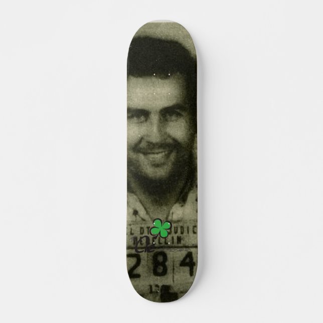 Juan Pablo Escobar rückwärts fährt Skateboards (Vorne)