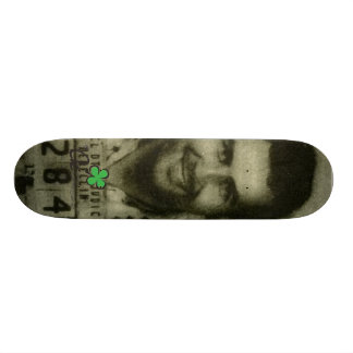 Juan Pablo Escobar rückwärts fährt Skateboards