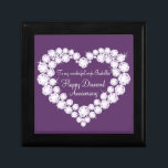 Jubiläum-Ehefrau Geschenkboxen<br><div class="desc">Hübsche diamantgrafische Wirkung hält die Geschenkboxen. Ideal, um Ihre Ehefrau bei einem Diamantenjubiläum oder einem anderen besondere Anlass ein besonderes Geschenk zu schenken. Geschenkboxen lautet: "Zu meiner wunderbaren Ehefrau Isabella. Happy Diamond Jubiläum", oder kann mit Ihren eigenen Worten angepasst werden. Exklusives Design von Sarah Trett.</div>