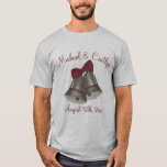 Jubiläum Hochzeit Silberglocken Personalisiert T-Shirt<br><div class="desc">Das Tee-Shirt zeigt eine originale Marker-Abbildung eines originalen Hochzeitsdesigns - ein Paar silberner Glocken. Einfach mit Ihren Event-Informationen für ein einmaliges Hochzeitsgeschenk oder Jubiläum Party T-Shirt personalisieren! Sehen Sie nicht, wonach Sie suchen? Brauchen Sie Hilfe bei der Anpassung? Klicken Sie auf "rebeccaheartsny" (obere rechte Ecke) und dann auf "Kontakt mit...</div>