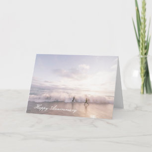 Jubiläumskarte mit Coupé, die am Strand läuft Karte