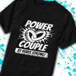 Jubiläumspaare Verheiratet 31 Jahre stark T-Shirt<br><div class="desc">This fun 31st wedding anniversary design is perfect for paares married 31 years to celebrate their marriage! Great to celebrate with your husband or wife or for your parent s 31 year wedding anniversary party! Feature "Power Paar - 31 Years Strong!" wedding anniversary quow/ joined wedding rings in a blast...</div>