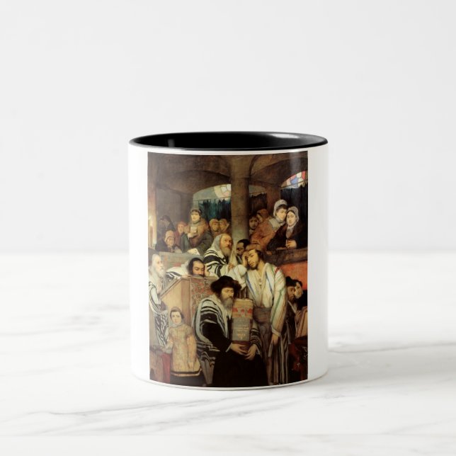 Juden, die in der Synagoge auf Jom Kippur beten Zweifarbige Tasse (Mittel)