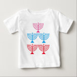 Juden Jüdische Menorah funkeln Kronleuchter Baby T-shirt<br><div class="desc">Stil: Herren's Basic Hooded Sweatshirt Genießen Sie den Komfort dieses warmen und toasty Pullover Hoodie. Du wirst es lieben. Wir haben es aus einer 10oz-Mischung aus Baumwolle und Poly mit einem 100% Baumwollgesicht gemacht. Es hat eingesetzte Ärmel und ist durch Coverstich an Ärmeln und Bund besonders strapazierfähig. Passen Sie an,...</div>