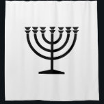 Jüdische Menorah (Symbol des Judentums) Duschvorhang<br><div class="desc">Dieses Design zeigt eine Menorah, die von jüdischen Leuten benutzt wird, um den achttägigen Urlaub von Hanukkah zu feiern. Die Menorah ist ein neunverzweigtes Kronleuchter, das während Hanukkah angezündet wird. Acht der neun Zweige verfügen über Lampen (Kerzen oder Öllampen), die die acht Nächte des Urlaubs symbolisieren; an jeder Nacht wird...</div>