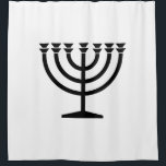 Jüdische Menorah (Symbol des Judentums) Duschvorhang<br><div class="desc">Dieses Design zeigt eine Menorah, die von jüdischen Leuten benutzt wird, um den achttägigen Urlaub von Hanukkah zu feiern. Die Menorah ist ein neunverzweigtes Kronleuchter, das während Hanukkah angezündet wird. Acht der neun Zweige verfügen über Lampen (Kerzen oder Öllampen), die die acht Nächte des Urlaubs symbolisieren; an jeder Nacht wird...</div>