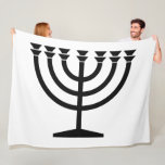 Jüdische Menorah (Symbol des Judentums) Fleecedecke<br><div class="desc">Dieses Design zeigt eine Menorah, die von jüdischen Leuten benutzt wird, um den achttägigen Urlaub von Hanukkah zu feiern. Die Menorah ist ein neunverzweigtes Kronleuchter, das während Hanukkah angezündet wird. Acht der neun Zweige verfügen über Lampen (Kerzen oder Öllampen), die die acht Nächte des Urlaubs symbolisieren; an jeder Nacht wird...</div>