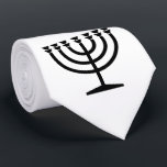 Jüdische Menorah (Symbol des Judentums) Krawatte<br><div class="desc">Dieses Design zeigt eine Menorah, die von jüdischen Leuten benutzt wird, um den achttägigen Urlaub von Hanukkah zu feiern. Die Menorah ist ein neunverzweigtes Kronleuchter, das während Hanukkah angezündet wird. Acht der neun Zweige verfügen über Lampen (Kerzen oder Öllampen), die die acht Nächte des Urlaubs symbolisieren; an jeder Nacht wird...</div>