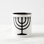 Jüdische Menorah (Symbol des Judentums) Zweifarbige Tasse<br><div class="desc">Dieses Design zeigt eine Menorah, die von jüdischen Leuten benutzt wird, um den achttägigen Urlaub von Hanukkah zu feiern. Die Menorah ist ein neunverzweigtes Kronleuchter, das während Hanukkah angezündet wird. Acht der neun Zweige verfügen über Lampen (Kerzen oder Öllampen), die die acht Nächte des Urlaubs symbolisieren; an jeder Nacht wird...</div>