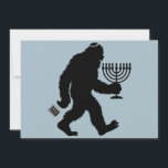 Jüdischer Bigfoot Hanukkah Chanukah Spaß Unglaubli Feiertagskarte<br><div class="desc">Jüdischer Bigfoot Hanukkah Chanukah Spaß Unglaublich witzig Menorah Dreidel</div>