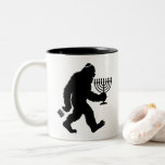 Jüdischer Bigfoot Hanukkah Chanukah Spaß Unglaubli Zweifarbige Tasse<br><div class="desc">Jüdischer Bigfoot Hanukkah Chanukah Spaß Unglaublich witzig Menorah Dreidel</div>