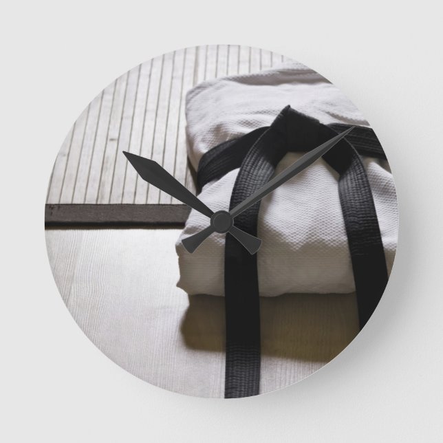 Judo Gi auf Tatami mat Runde Wanduhr (Vorderseite)
