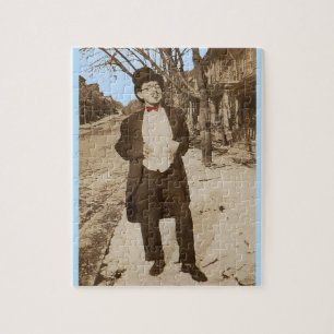 Jugendlicher aus den 1920er Jahren mit klassischem Puzzle