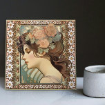 Jugendstil Portrait Mucha Edelweiss Blume Fliese<br><div class="desc">Lassen Sie sich von der zeitlosen Schönheit der Jugendstil-Epoche in unserer exklusiven Keramik-Kachel verzaubern. Dieses einzigartige Stück zeigt ein Portrait eines Edwards-Modells, das von Alphonse Muchas faszinierenden Lithographien aus dem Jahr 1902 inspiriert wurde. Muchas Illustration, bekannt für seine ikonischen Beiträge zur Jugendstil-Bewegung, strahlt ätherischen Charme und zauberhaften Reiz aus. Unsere...</div>