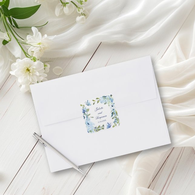 Juliette Blue Wedding Umschlag Aufklebers Quadratischer Aufkleber (These dusty blue, floral envelope seals are perfect for a vintage or romantic wedding)