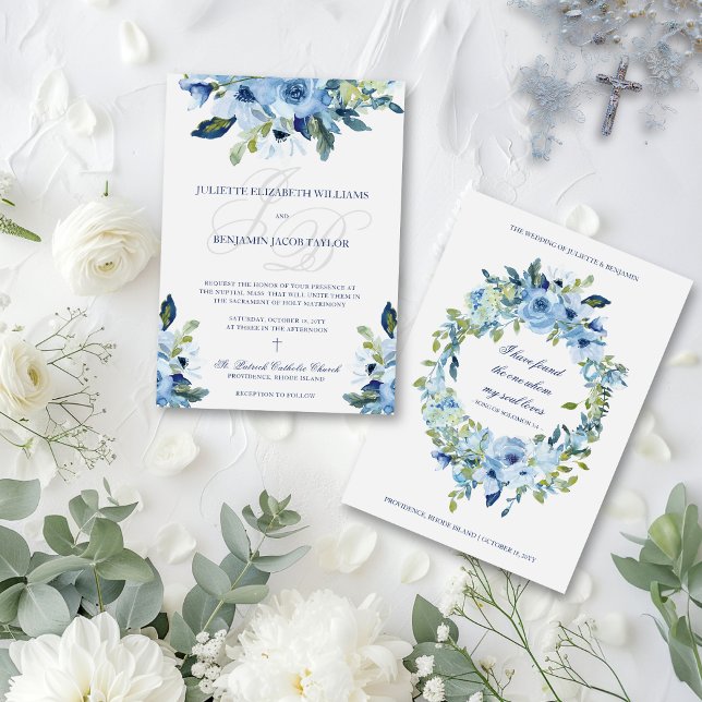Juliette Dusty Blue Floral Katholic Wedding Invita Einladung (Elegant Catholic wedding invitation with dusty blue watercolor flowers and monograms)