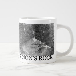 Jumbo Tasse mit Betty Hall auf dem Felsen