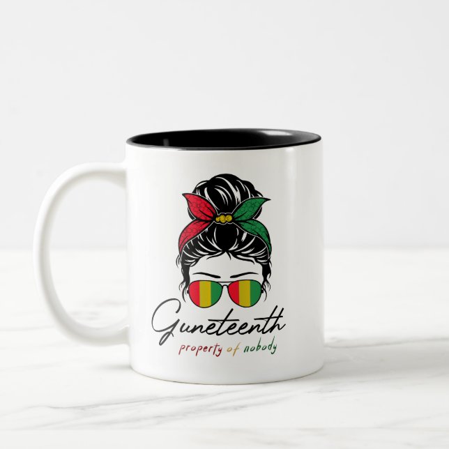 Juneteenth-Eigenschaft von niemand chaotischen Bun Zweifarbige Tasse (Links)