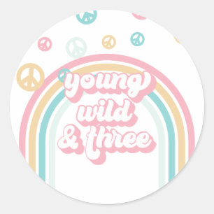 Jung, wild, drei retro Sommer Regenbogen Runder Aufkleber