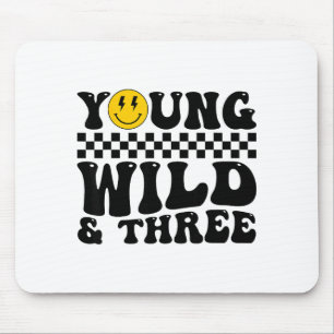 Jung, wild und drei groovy Retro 3 Jahre altes Kin Mousepad