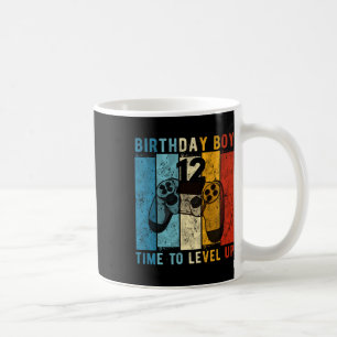 Junge 12 Jahre alt, um den 12. Geburtstag zu steig Kaffeetasse