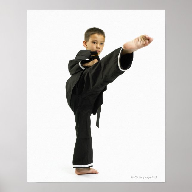 Junge (6-8) in Karate Outfit Kicking Poster (Vorne)