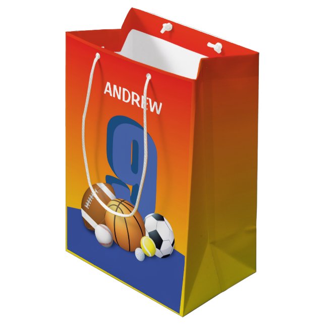 Junge 9. Geburtstag Sportbälle Mittlere Geschenktüte (Vorderseite Schrägansicht)