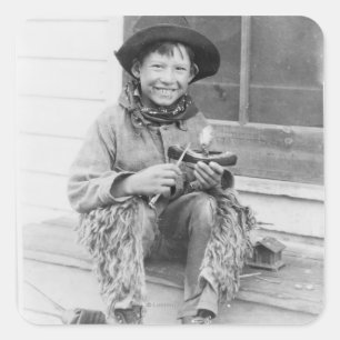 Junge als Cowboy mit Spielzeug verkleidet Quadratischer Aufkleber