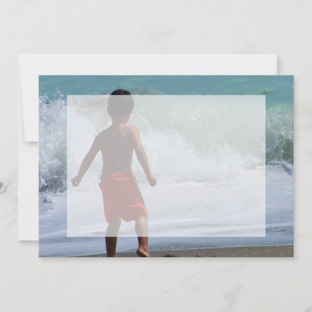 Junge am Strand spielt im Wasser (Vorderseite)