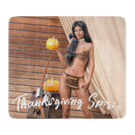 Junge amerikanische Ureinwohner posieren auf der H Schneidebrett