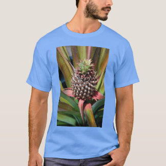 Junge Ananas, die unter der tropischen Sonne wächs T-Shirt