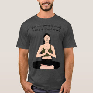 Junge attraktive Frau, die Yoga praktiziert T-Shirt