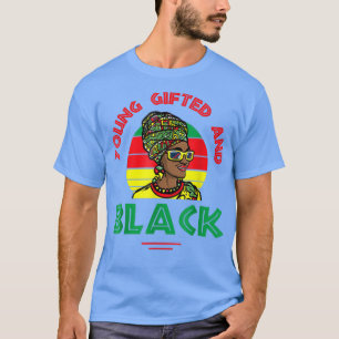 Junge begabte und schwarze oder schwarze und freie T-Shirt
