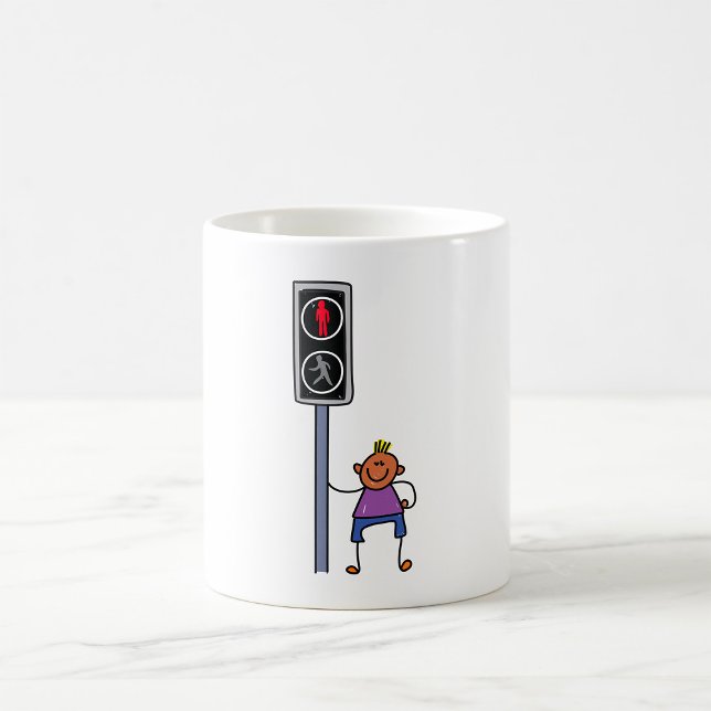 Junge bei Fußgängerüberquerung mit rotem Stoppsign Kaffeetasse (Von Creator hochgeladen)
