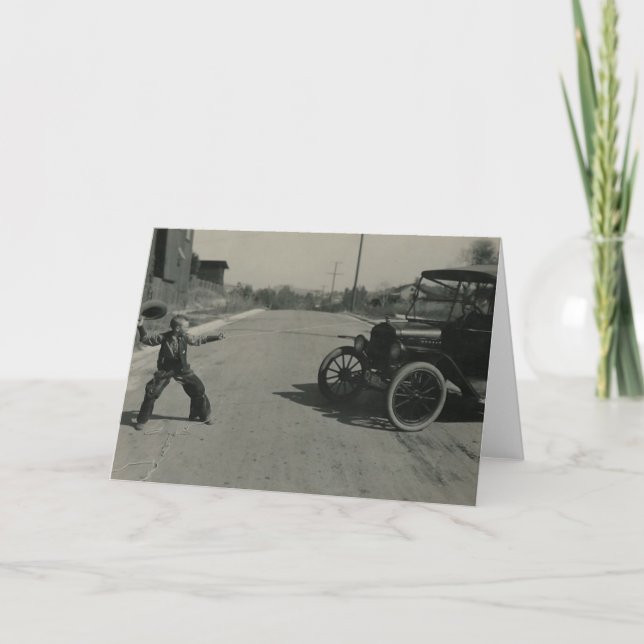 Junge bindet Auto Karte (Vorderseite)