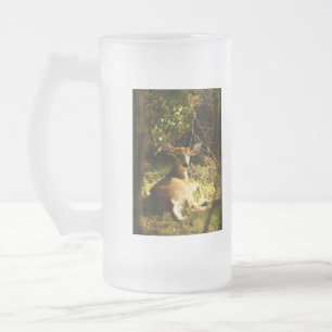 Junge Bucke auf der Wiese Mattglas Bierglas