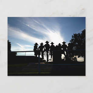 Junge Cowboys und Cowgirls auf einem Zaun Postkarte