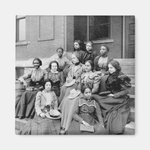 Junge Damen bei Fisk, 1890s Magnet