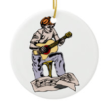 Junge, der Akustikgitarre mit Noten spielt