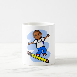 Junge, der auf gelbe Bleistift-Tasse surft Kaffeetasse