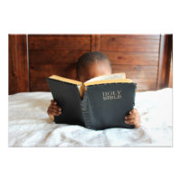 Junge, der die heilige Bibel liest