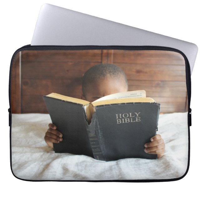 Junge, der die heilige Bibel liest Laptopschutzhülle (Vorderseite)