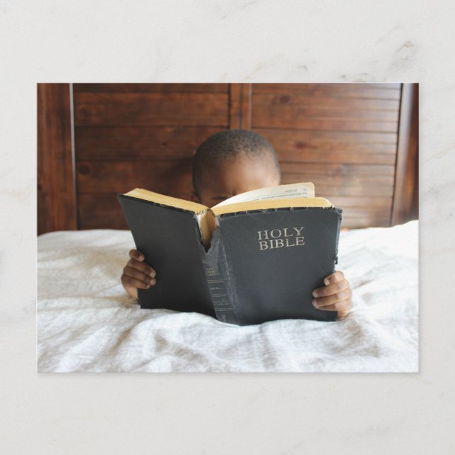 Junge, der die heilige Bibel liest Postkarte (Vorderseite)