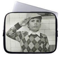 Junge, der eine hölzerne Klinge hält