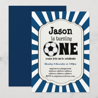 Junge, der EINEN Fußball-Ball einlädt Einladung