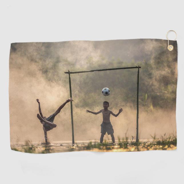 Junge, der einen Fußball in den Wasserhandtüchern  Golfhandtuch (Horizontal)