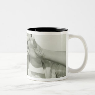 Junge, der Gesicht macht Zweifarbige Tasse