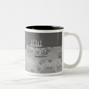 Junge, der heraus Kerzen durchbrennt Zweifarbige Tasse