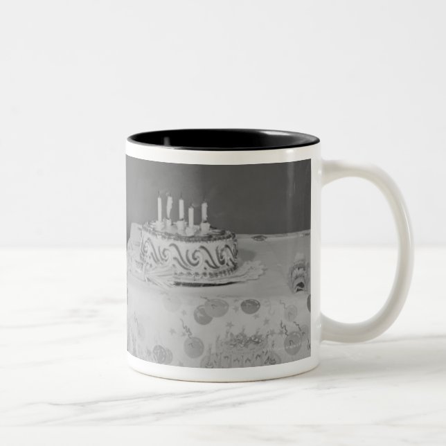 Junge, der heraus Kerzen durchbrennt Zweifarbige Tasse (Rechts)