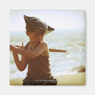 Junge, der Piraten, hölzerne Klinge spielt Magnet